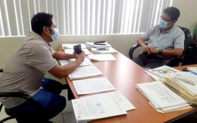 GERENTE DE LA EPMAPAQ RECIBE REPORTE DE TRABAJOS REALIZADOS DE ALCANTARILLADO POR EL TÉCNICO ENCARGADO.