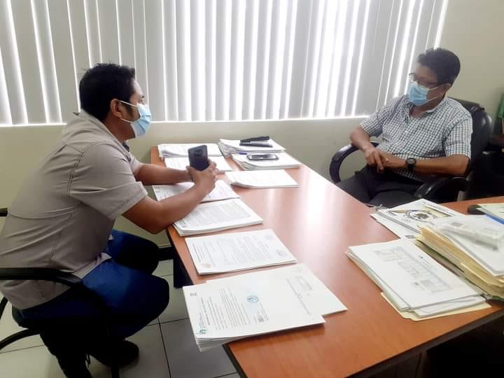 GERENTE DE LA EPMAPAQ RECIBE REPORTE DE TRABAJOS REALIZADOS DE ALCANTARILLADO POR EL TÉCNICO ENCARGADO.