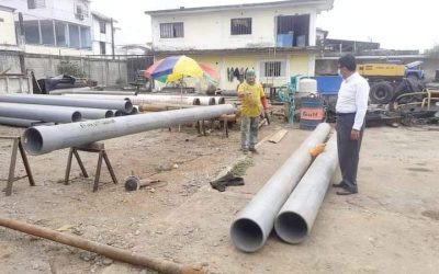 GERENTE DE LA EPMAPAQ SUPERVISA LA TUBERÍA A UTILIZAR EN EL NUEVO POZO PROFUNDO DE SAN CARLOS.