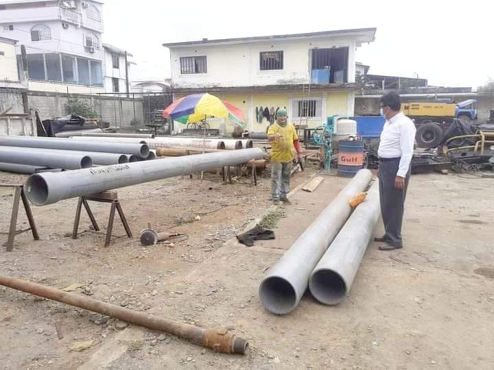 GERENTE DE LA EPMAPAQ SUPERVISA LA TUBERÍA A UTILIZAR EN EL NUEVO POZO PROFUNDO DE SAN CARLOS.