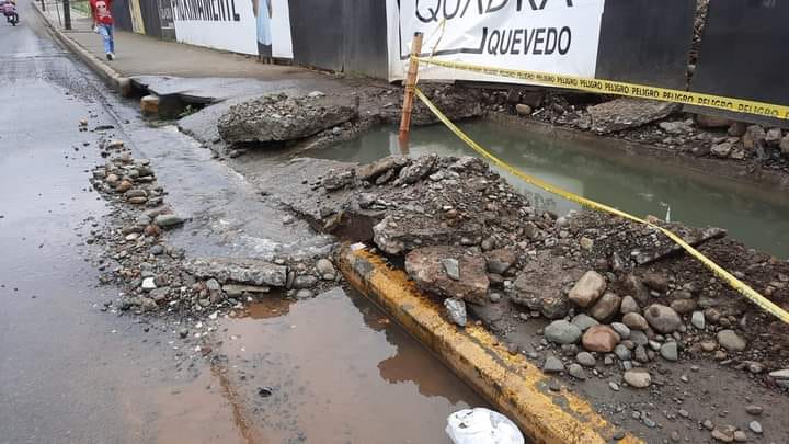 HOY QUEDA REPARADA FUGA DE AGUA EN LA WALTER ANDRADE.