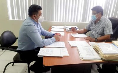 GERENTE DE LA EPMAPAQ RECIBE REPORTE DEL JEFE DE COMERCIALIZACIÓN