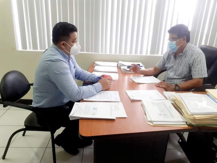 GERENTE DE LA EPMAPAQ RECIBE REPORTE DEL JEFE DE COMERCIALIZACIÓN