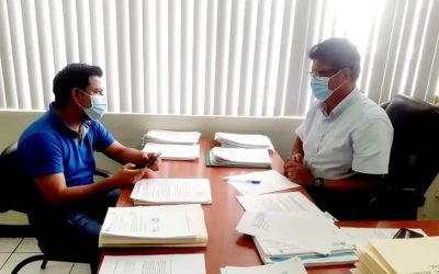 GERENTE DE LA EPMAPAQ RECIBE INFORME DEL TÉCNICO ENCARGADO DE MANTENIMIENTO DE REDES DE AGUA.
