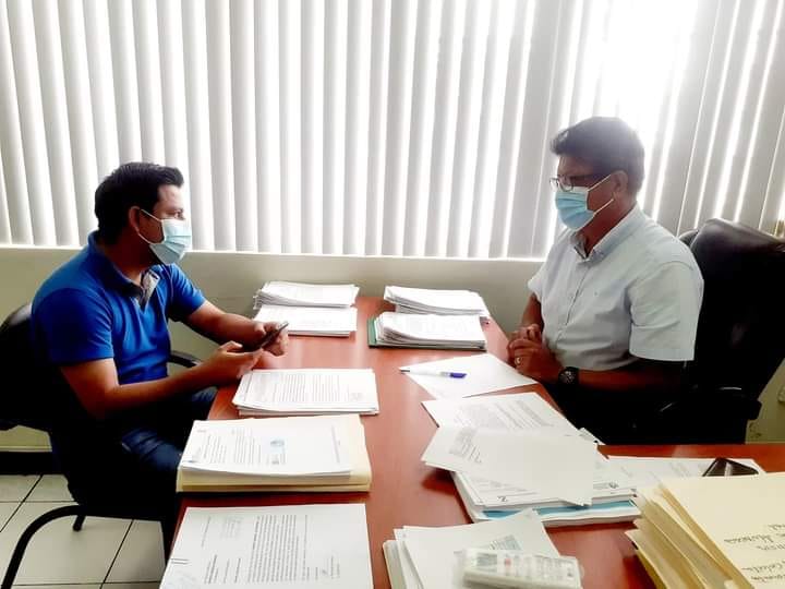 GERENTE DE LA EPMAPAQ RECIBE INFORME DEL TÉCNICO ENCARGADO DE MANTENIMIENTO DE REDES DE AGUA.