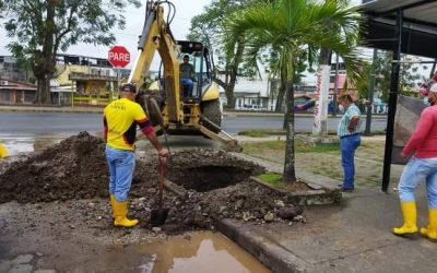 SE REPARA FUGA DE AGUA A LA ENTRADA DE LA CIUDADELA LOS CHOFERES.