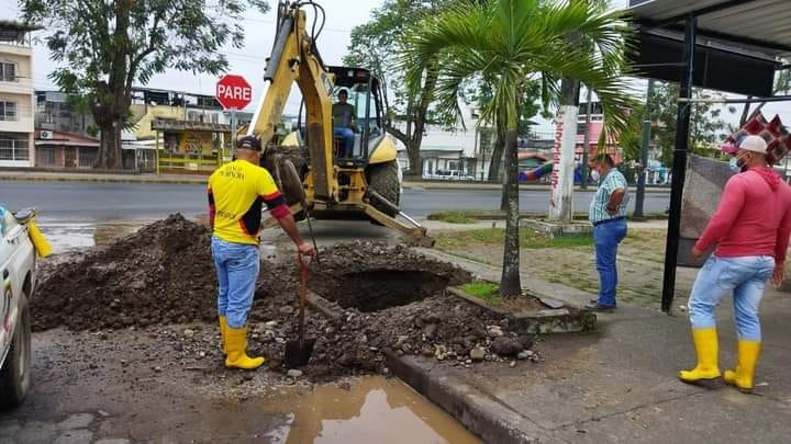 SE REPARA FUGA DE AGUA A LA ENTRADA DE LA CIUDADELA LOS CHOFERES.