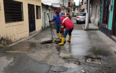 SE REALIZA MANTENIMIENTO AL SISTEMA DE ALCANTARILLADO SANITARIO EN EL GUAYACÁN .