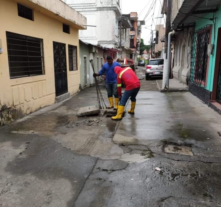 SE REALIZA MANTENIMIENTO AL SISTEMA DE ALCANTARILLADO SANITARIO EN EL GUAYACÁN .