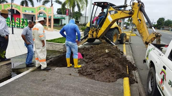 HOY LA EPMAPAQ REALIZA REPARACIÓN DE FUGAS DE AGUA EN LA ESPERANZA.