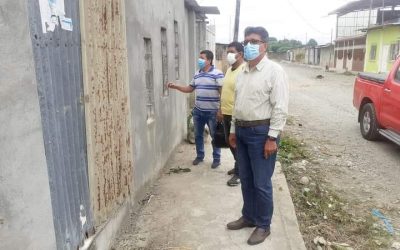 PRINCIPAL DE LA EPMAPAQ SUPERVISA INSTALACIONES DE GUÍAS DOMICILIARIAS.
