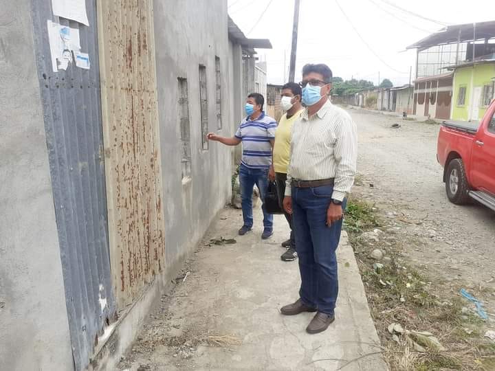 PRINCIPAL DE LA EPMAPAQ SUPERVISA INSTALACIONES DE GUÍAS DOMICILIARIAS.
