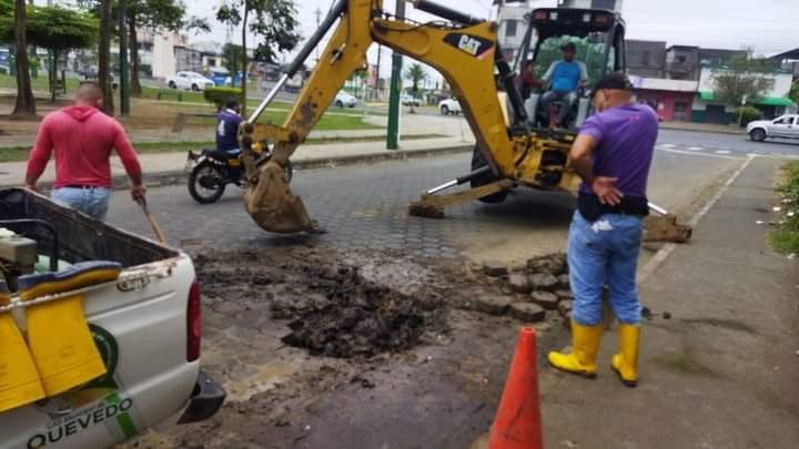LA EPMAPAQ SIGUE REPARANDO FUGAS DE AGUA POTABLE EN QUEVEDO .