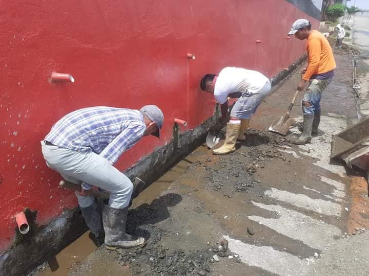 SE EJECUTAN TRABAJOS DE ALCANTARILLADO PLUVIAL JUNTO A TOYOCOSTA.