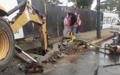 SE REPARA FUGA DE AGUA EN LA WALTER ANDRADE.
