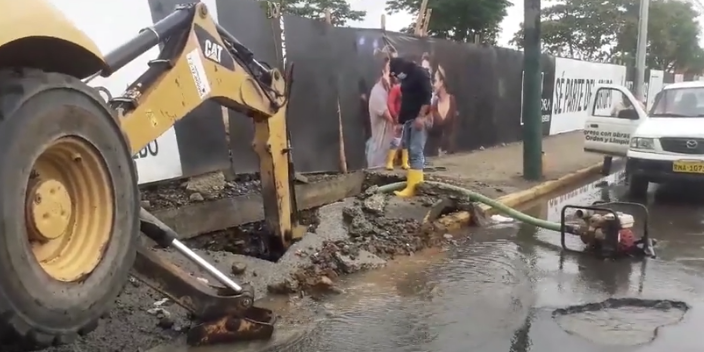SE REPARA FUGA DE AGUA EN LA WALTER ANDRADE.