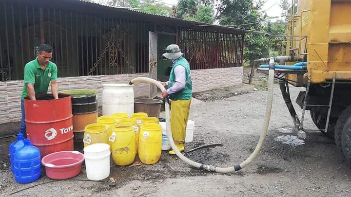 TANQUEROS MUNICIPALES DE AGUA LLEGAN A RECINTOS.