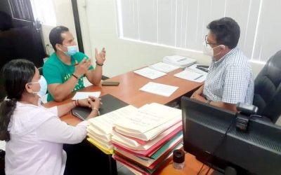 MAESTRANTES DE LA UTEQ ENTREVISTAN AL GERENTE DE LA EPMAPAQ.
