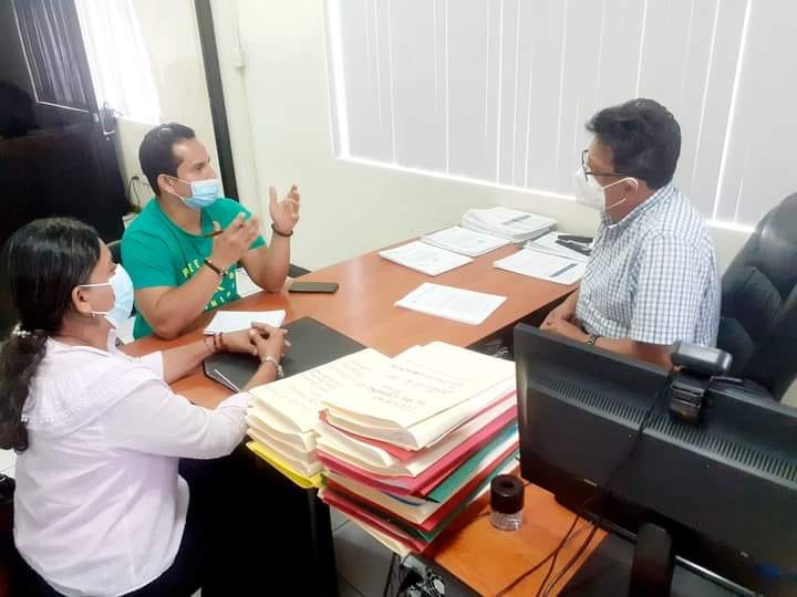 MAESTRANTES DE LA UTEQ ENTREVISTAN AL GERENTE DE LA EPMAPAQ.