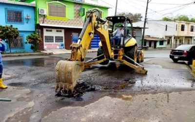 SE REPARA FUGA DE AGUA EN LA PARROQUIA 7 DE OCTUBRE .