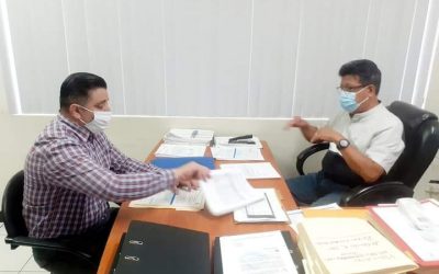 GERENTE DE LA EPMAPAQ RECIBE REPORTE DEL JEFE DE COMERCIALIZACIÓN.