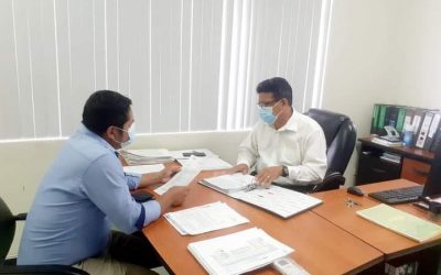 GERENTE AGENDA Y PLANIFICA ACTIVIDADES PARA TODA LA SEMANA CON SU PERSONAL .