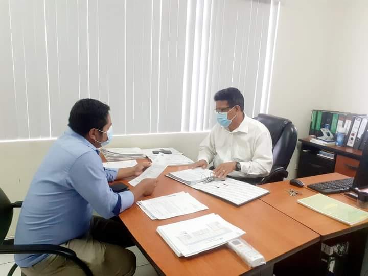 GERENTE AGENDA Y PLANIFICA ACTIVIDADES PARA TODA LA SEMANA CON SU PERSONAL .