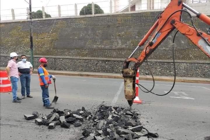 EL GERENTE DE LA EPMAPAQ SUPERVISA TRABAJOS DEL PUENTE DESNIVEL DESDE MUY TEMPRANO EN LA MAÑANA.
