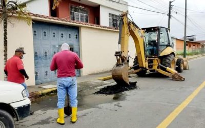 SE REPARA FUGA DE AGUA EN LA CALLE CAMILO ARÉVALO.
