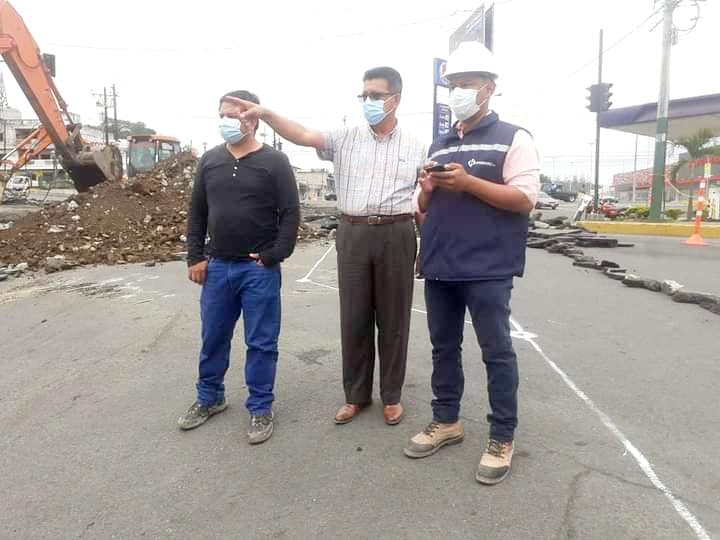 GERENTE DE LA EPMAPAQ SUPERVISA TRABAJOS EN EL PUENTE DESNIVEL DE LA AVENIDA WALTER ANDRADE.