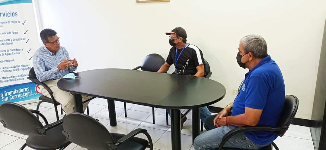 GERENTE DE LA EPMAPAQ SE REÚNE CON INSPECTORES DE LA EPMAPAQ