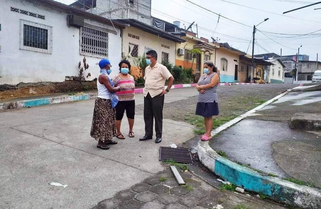 EL PRINCIPAL DE LA EPMAPAQ VISITA CALLEJÓN LOS CACHOS PARA REALIZAR MANTENIMIENTO DE ALCANTARILLADO PLUVIAL Y AGUA POTABLE.