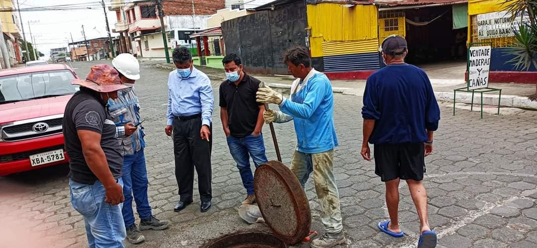 CENTRO COMERCIAL LA QUADRA AVANZA CON LINEAMIENTOS DEL GERENTE DE LA EPMAPAQ EN TEMAS DEL AGUA POTABLE Y ALCANTARILLADO.