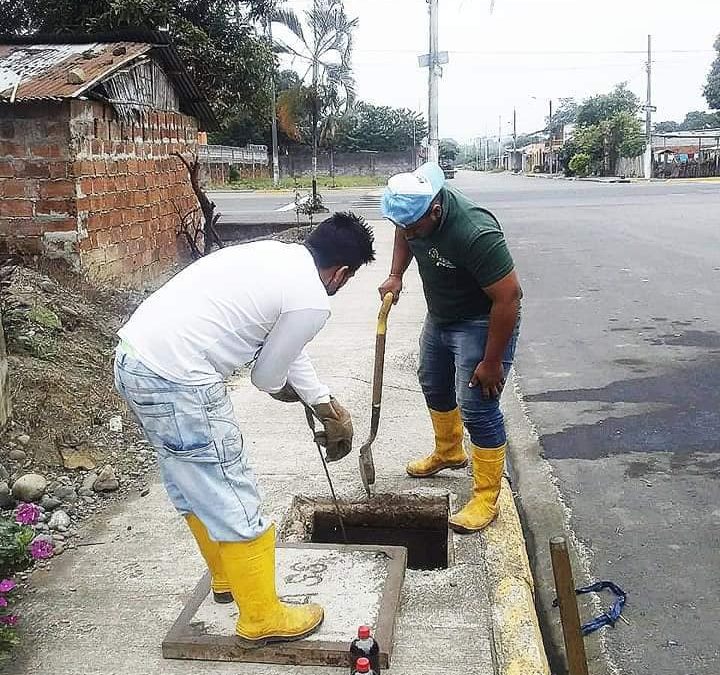 LA EPMAPAQ REALIZA MANTENIMIENTO AL SISTEMA DE ALCANTARILLADO DE LA PARROQUIA LA ESPERANZA