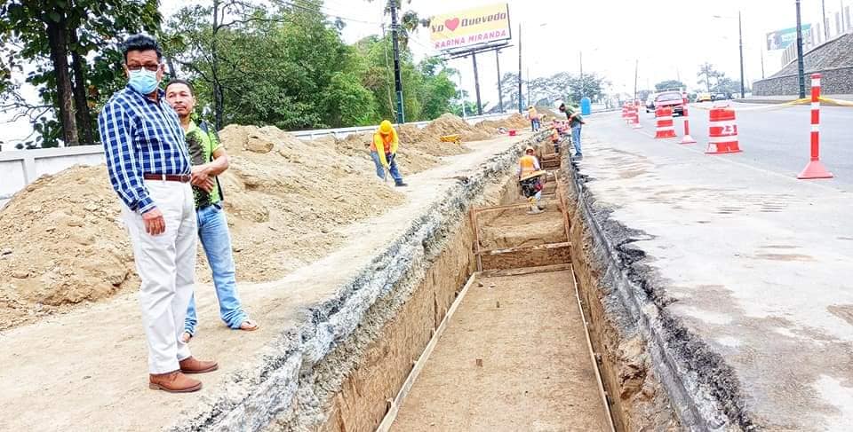 GERENTE DE LA EPMAPAQ CONTINÚA SUPERVISANDO LOS TRABAJOS EN EL PUENTE DESNIVEL DE LA AVENIDA WALTER ANDRADE.