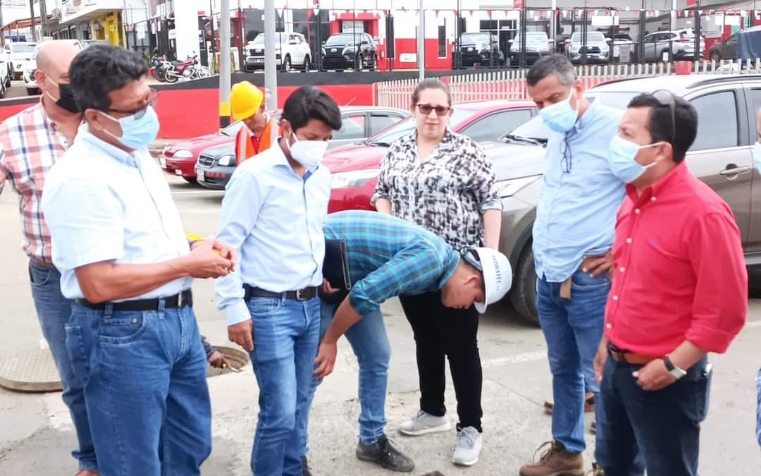 ALCALDE DE QUEVEDO, GERENTE DE LA EPMAPAQ, DIRECTOR DE OOPP Y CONTRATISTAS REVISAN LOS SISTEMAS DE ALCANTARILLADO Y AGUA POTABLE EN LA ZONA DEL PUENTE DESNIVEL