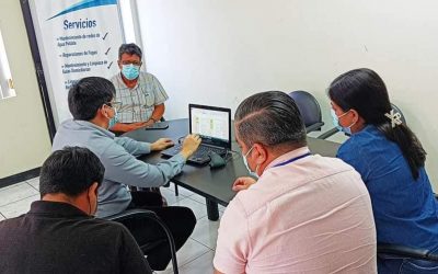 GERENTE DE LA EPMAPAQ Y PARTE DE SU EQUIPO DE TRABAJO SE REUNE CON REPRESENTANTE DEL BDE