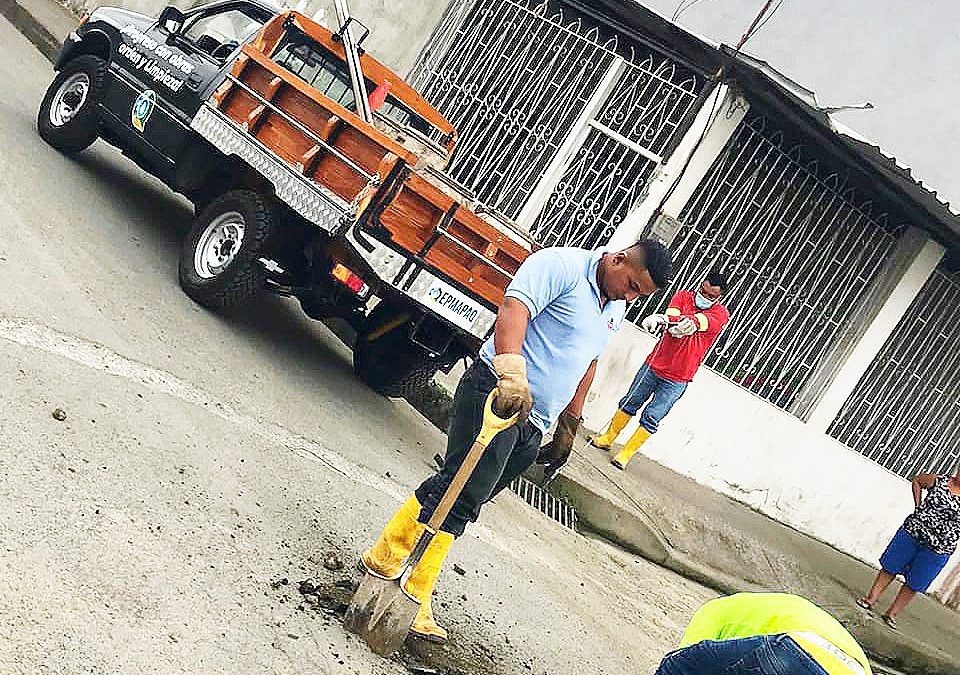 SE REALIZA LIMPIEZA DE ALCANTARILLA Y SUMIDERO