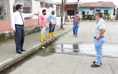 GERENTE DE LA EPMAPAQ REALIZA RECORRIDO EN EL SECTOR ISLA DEL RÍO PARA IDENTIFICAR FUGAS DE AGUA Y ALCANTARILLAS COLAPSADAS