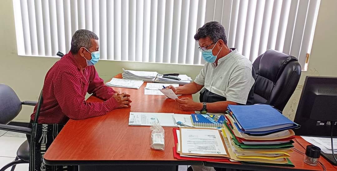 GERENTE DE LA EPMAPAQ RECIBE SOLICITUD DE LA UNIDAD EDUCATIVA JUAN LEON MERA
