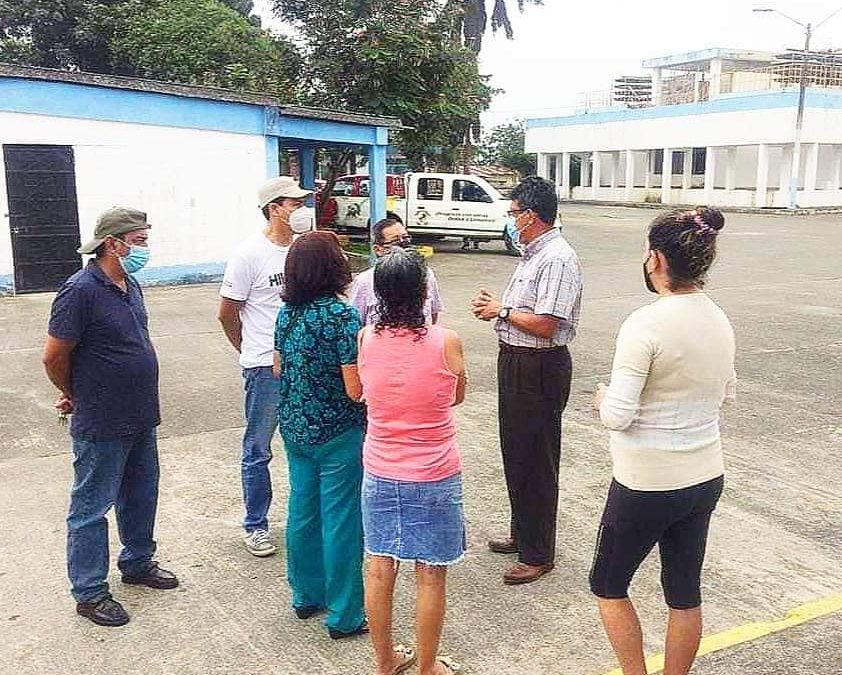 EL GERENTE GENERAL DE LA EPMAPAQ ATIENDE PERSONALMENTE SOLICITUD DE MORADORES DE LA CALLE 12 DE OCTUBRE