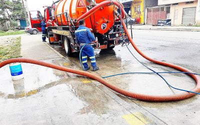 LA EPMAPAQ REALIZA MANTENIMIENTO AL SISTEMA DE ALCANTARILLADO DEL MERCADO DE MAYORISTAS