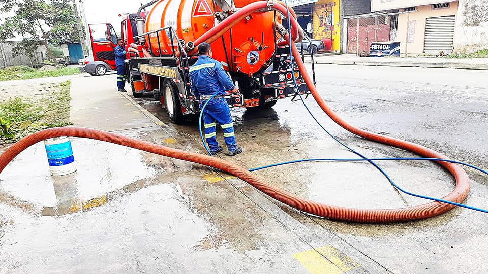 LA EPMAPAQ REALIZA MANTENIMIENTO AL SISTEMA DE ALCANTARILLADO DEL MERCADO DE MAYORISTAS
