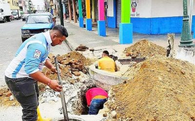 LA EPMAPAQ DA SOLUCIÓN INMEDIATA A SOLICITUD DE MORADORES DE LA CALLE 12 DE OCTUBRE.