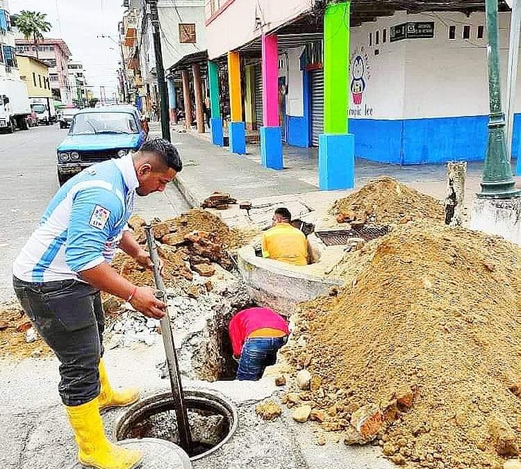 LA EPMAPAQ DA SOLUCIÓN INMEDIATA A SOLICITUD DE MORADORES DE LA CALLE 12 DE OCTUBRE.