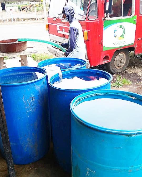 LA EPMAPAQ ENTREGA AGUA CON EL TRANQUERO MUNICIPAL A SECTORES QUE SE LES ESTÁ INTERVINIENDO PARA MEJORAR EL SISTEMA