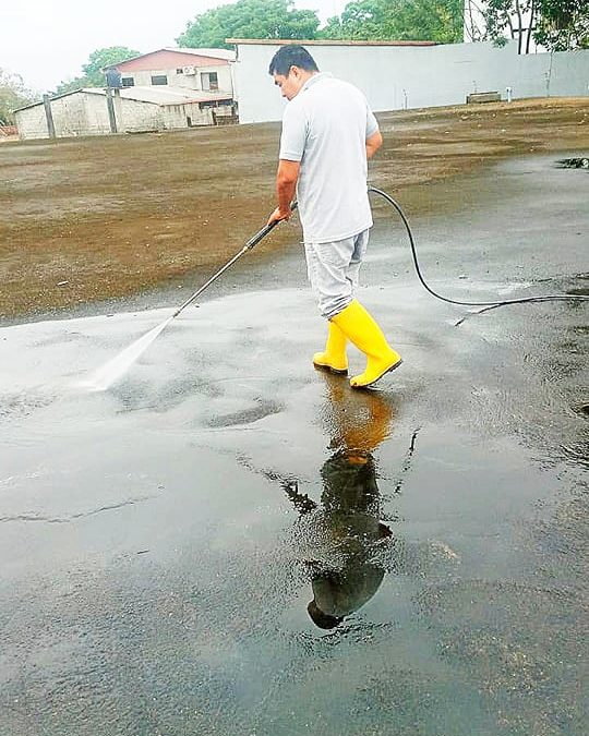 SE REALIZA LIMPIEZA DE RESERVORIO DE AGUA EN SAN CAMILO