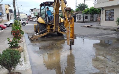 LA EPMAPAQ REPARA FUGA DE AGUA