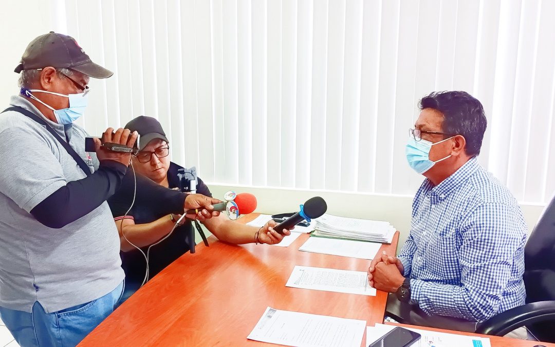 PERIODISTAS DE CINECABLE TELEVISIÓN  Y ADN NOTICIAS ENTREVISTAN AL GERENTE GENERAL DE LA EPMAPAQ