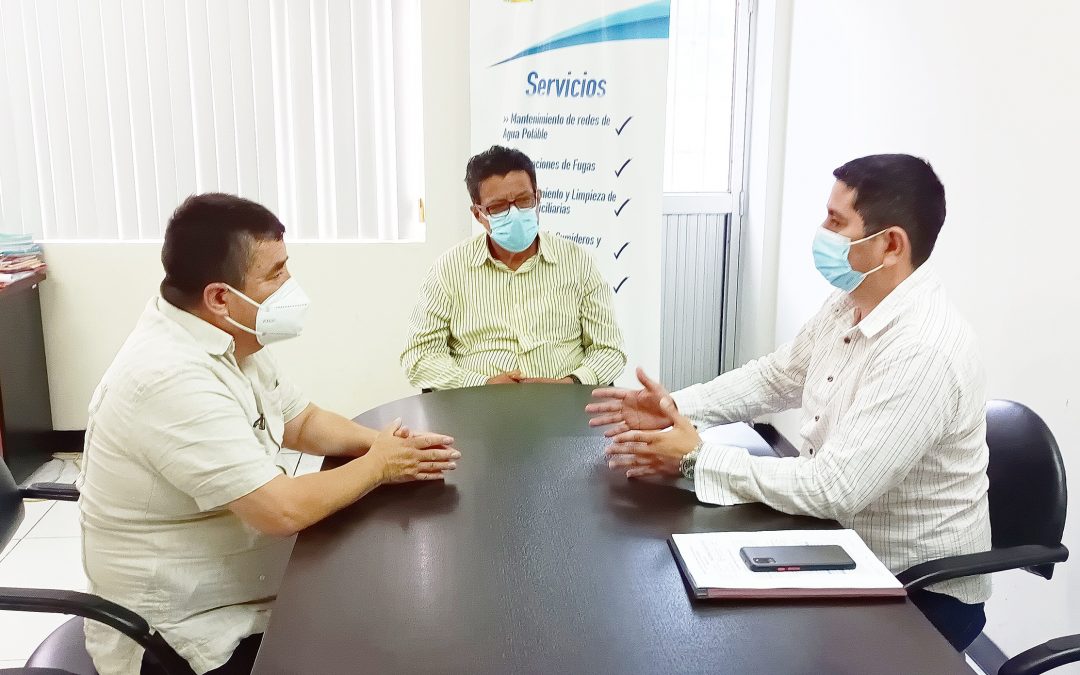 GERENTE DE LA EPMAPAQ RECIBE EN SU OFICINA AL PRINCIPAL DE LA EMPRESA DE AGUA DEL CANTÓN VALENCIA Y AL REPRESENTANTE DE AGUAS DE VALENCIA